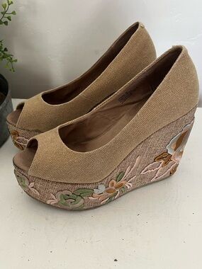 Very Volatile Beige Floral Embroidered Wedge Peep-Toe Pumps - Women Size 8
